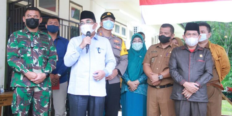 Tinjau Giat Serbuan Vaksin TNI Kodim 0419/Tanjab di Betara, Bupati Apresiasi Pada Jajaran TNI dan Tim Medis