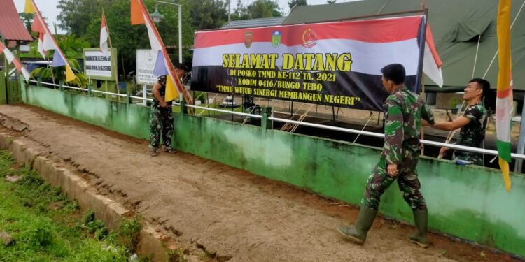 Jelang Pembukaan TMMD ke-112, Satgas Pasang Umbul-umbul