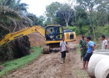 Tak Hanya Melihat, Warga Ikut Bantu Satgas Pasang Gorong-gorong