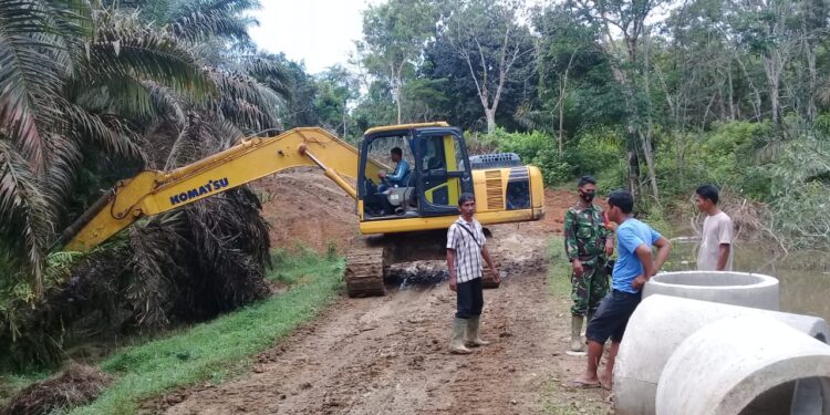 Tak Hanya Melihat, Warga Ikut Bantu Satgas Pasang Gorong-gorong