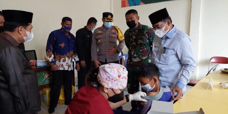 Tinjau Serbuan Vaksinasi TNI Kodim 0419/Tanjab, Kapolres : Kolaborasi Semua Pihak Mempercepat Capaian Vaksinasi