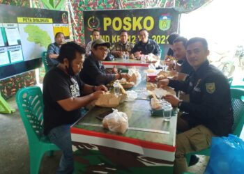 Prajurit Kodim 0416/Bute Makan Siang Bersama Wartawan di Posko TMMD ke-112
