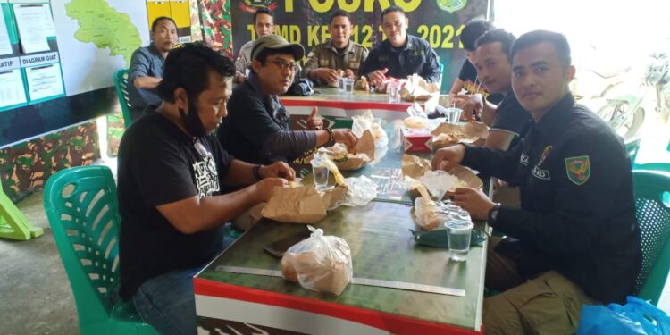 Prajurit Kodim 0416/Bute Makan Siang Bersama Wartawan di Posko TMMD ke-112