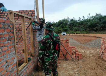 Satgas dan Warga Mulai Pasang Kusen Rumah Guru Honor di Lokasi TMMD