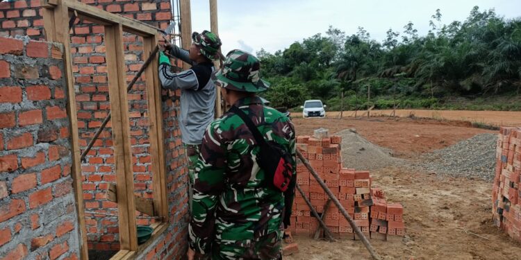 Satgas dan Warga Mulai Pasang Kusen Rumah Guru Honor di Lokasi TMMD