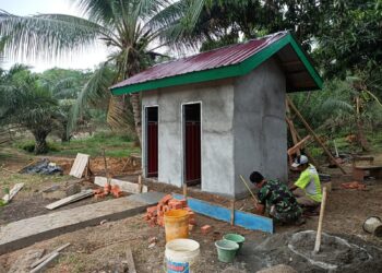 Satgas TMMD Bersama Warga Bahu Membahu Tuntaskan Pembangunan MCK Umum