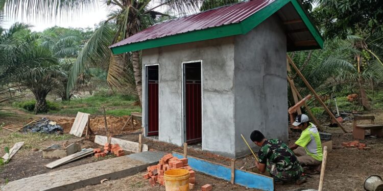 Satgas TMMD Bersama Warga Bahu Membahu Tuntaskan Pembangunan MCK Umum