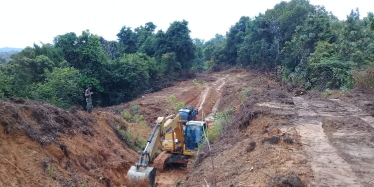 Tak Kenal Lelah, Satgas TMMD Tetap Awasi Alat Berat