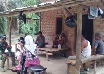 Sambil Santai, Satgas Gelar Komsos di Lokasi TMMD Terkait Vaksinasi