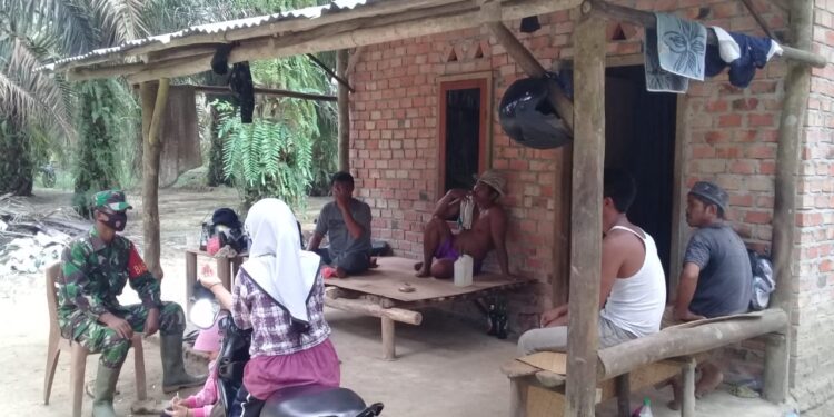 Sambil Santai, Satgas Gelar Komsos di Lokasi TMMD Terkait Vaksinasi