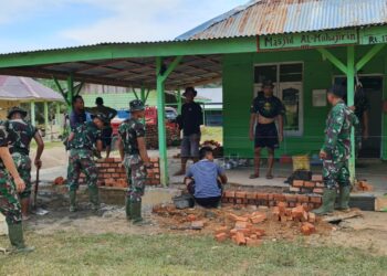 Satgas Dibantu Warga Berjibaku Tuntaskan Rehab Masjid Al Muhajirin