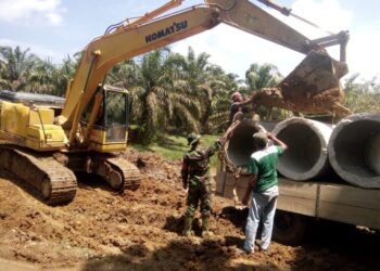 Malam Diguyur Hujan, Satgas Tetap Semangat Pasang Gorong-gorong