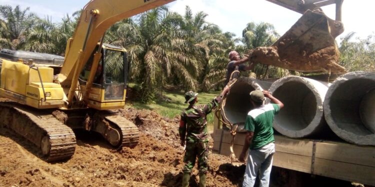 Malam Diguyur Hujan, Satgas Tetap Semangat Pasang Gorong-gorong