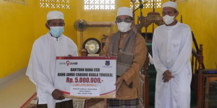 Safari Jum’at Berkah di Masjid Sabilal Muhtadin Desa Semau, Bupati Salurkan CSR