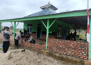 Sinergitas Polisi Ikut Membantu Satgas Rehab Masjid Al Muhajirin