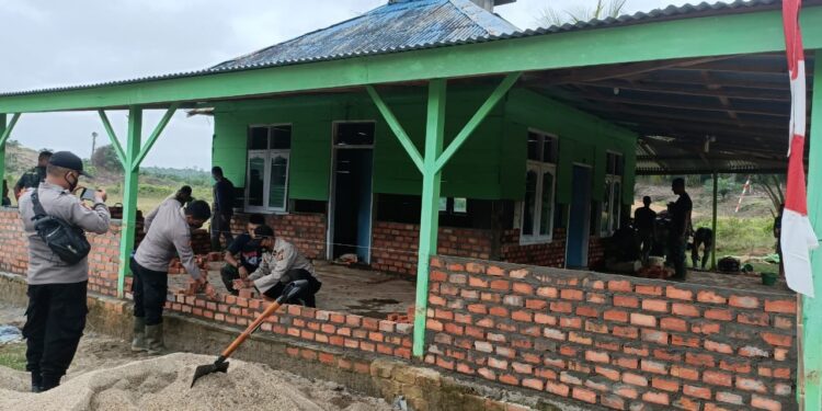 Sinergitas Polisi Ikut Membantu Satgas Rehab Masjid Al Muhajirin