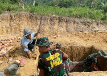 Siapkan Sarana Pendukung, Satgas Bersama Warga Bikin Lobang Septic Tank Rumah Guru SD