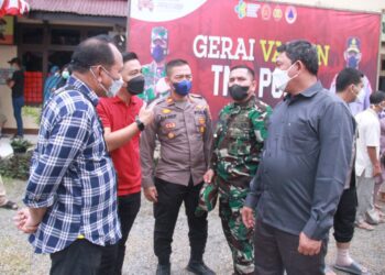 Tinjau Vaksinasi Massal Polsek Tungkal Ulu, Wabup Targetkan Tanjabbar 40-50% Sudah Tervaksin