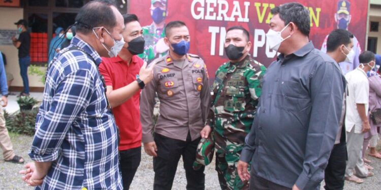 Tinjau Vaksinasi Massal Polsek Tungkal Ulu, Wabup Targetkan Tanjabbar 40-50% Sudah Tervaksin
