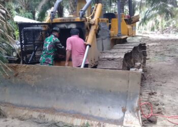 Personil Satgas TMMD ke 112 Kodim 0416/Bute Bantu Operator Perbaiki Alat Berat Bulldozer