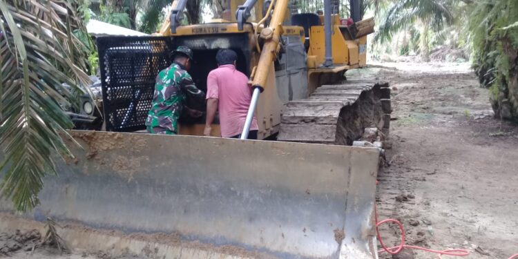 Personil Satgas TMMD ke 112 Kodim 0416/Bute Bantu Operator Perbaiki Alat Berat Bulldozer