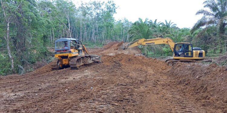 Operator Alat Berat Senang Bisa Bergabung Dengan Satgas TMMD ke 112 Kodim 0416/Bute