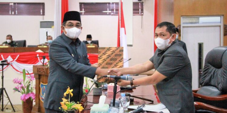 Hadiri Rapat Paripurna penyampaian Nota Keuangan dan Raperda 2021, Bupati Harap Pembahasan Berjalan Lancar