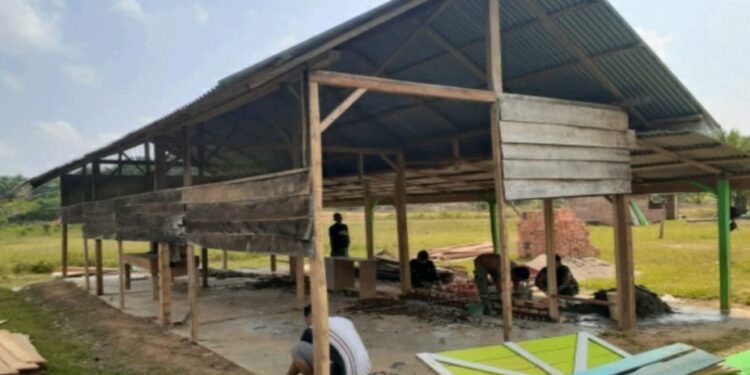 Dibantu Warga Sekitar, Satgas TMMD Mulai Rehab Gedung SD Pembantu