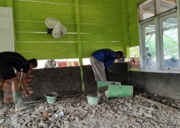 Satgas dan Warga Plaster Diding Masjid Al Muhajirin