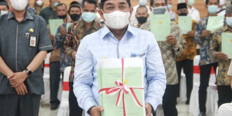 Bupati Tanjabbar Hadiri Penyerahan Sertifikat Redistribusi Tanah Objek Reforma Agraria 2021 Oleh Presiden Via Virtual