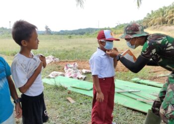 Cegah Covid-19, Satgas Sosialisasi dan Bagikan Masker kepada Murid SD