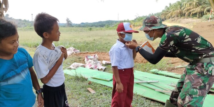 Cegah Covid-19, Satgas Sosialisasi dan Bagikan Masker kepada Murid SD