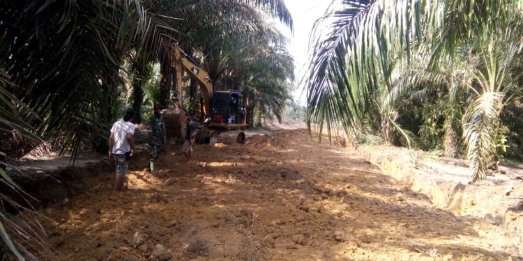 Satgas TMMD Buat Parit Pada Akses Jalan 10,2 KM