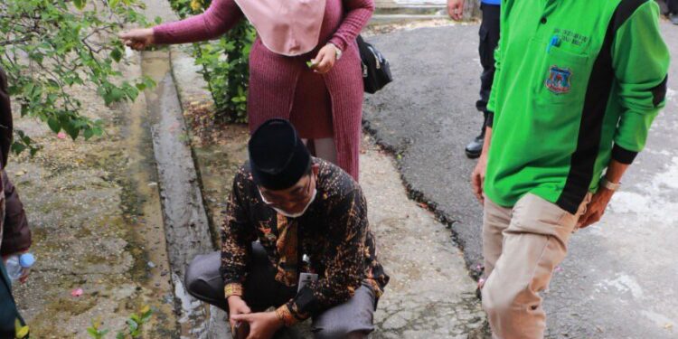 Bersama Kadis LH, Bupati Cek Salura Air Jalan Sriwijaya
