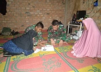 Satgas TMMD Bantu Adek Asuh Kerjakan PR