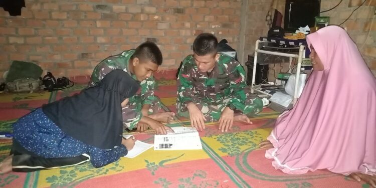Satgas TMMD Bantu Adek Asuh Kerjakan PR