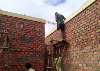 Satgas Cor Sloof Rumah Guru SD Pembantu, Biar Lebih Kokoh