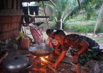 Satgas TMMD ke-112 Bantu Ibu Asuh Masak Gulai