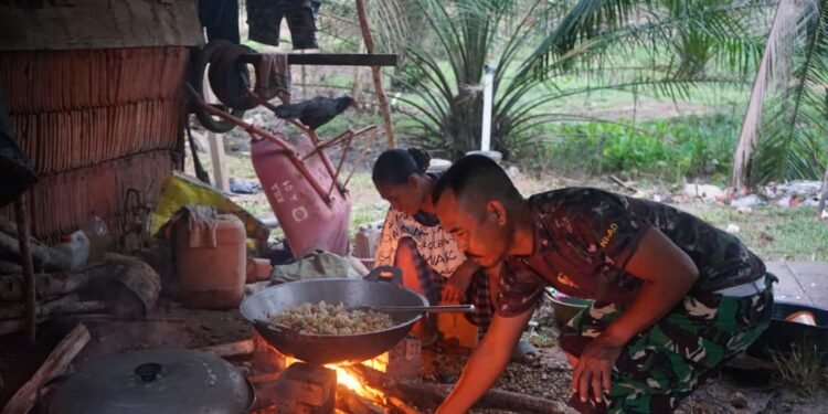 Satgas TMMD ke-112 Bantu Ibu Asuh Masak Gulai