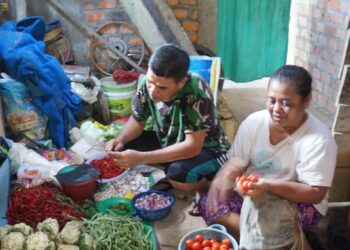 Siapkan Bumbu Untuk Dimasak, Satgas Bantu Ibu Asuh di Dapur