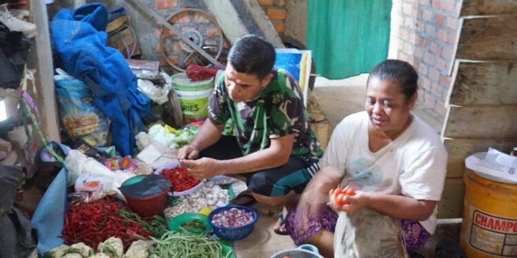 Siapkan Bumbu Untuk Dimasak, Satgas Bantu Ibu Asuh di Dapur
