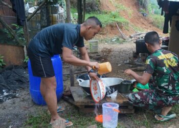 Usai Sarapan Pagi, Satgas TMMD Bantu Cuci Piring di Rumah Keluarga Asuh