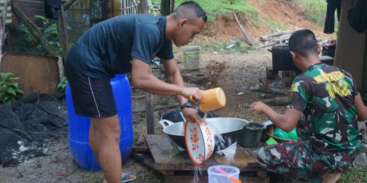 Usai Sarapan Pagi, Satgas TMMD Bantu Cuci Piring di Rumah Keluarga Asuh