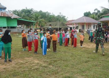 Tanamkan Disiplin Sejak Dini, Satgas Latih PBB Murid SD Pembantu