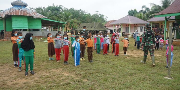 Tanamkan Disiplin Sejak Dini, Satgas Latih PBB Murid SD Pembantu
