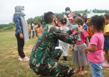 Edukasi Prokes, Satgas Bagikan Masker kepada Murid SD dan PAUD