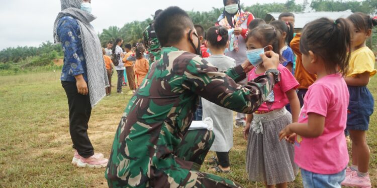 Edukasi Prokes, Satgas Bagikan Masker kepada Murid SD dan PAUD