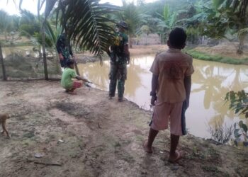 Gunakan Waktu Luang, Satgas bersama Anak-anak Mancing Ikan