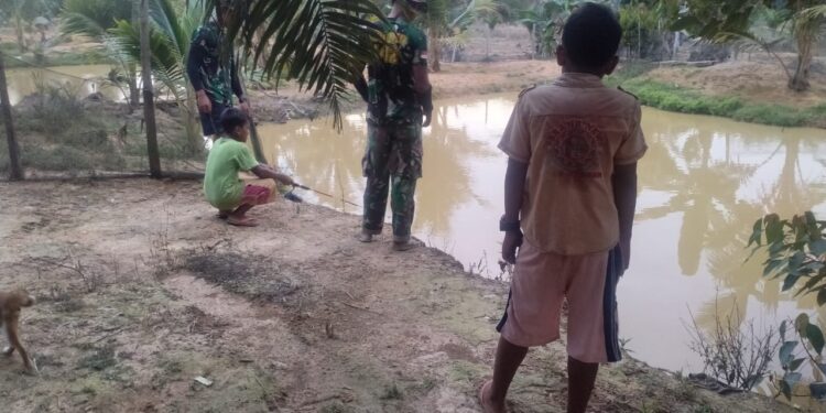 Gunakan Waktu Luang, Satgas bersama Anak-anak Mancing Ikan