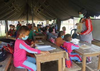 Gedung Masih Direhab Satgas, Murid SD Terpencil Tetap Semangat Belajar 